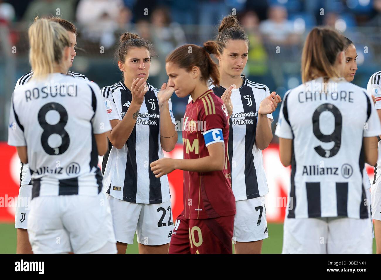 Como, Italien, 17. Mai 2025. Juventus-Spieler applaudieren, als Manuela Giugliano von AS Roma sich auf den Weg zum Podium macht, um ihre Runners’ Up Medaille während des Finalspiels Juventus vs AS Roma Coppa Italia im Stadio Giuseppe Sinigaglia, Como, zu sammeln. Der Bildnachweis sollte lauten: Jonathan Moscrop / Sportimage Stockfoto