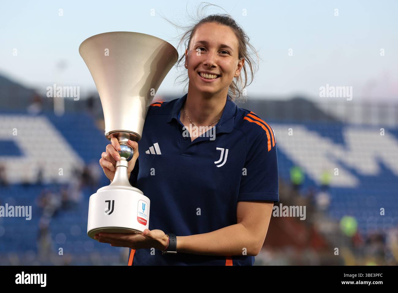 Como, Italien, 17. Mai 2025. Virginia Galbiati Juventus Physiotherapeutin posiert mit der Trophäe nach dem Sieg 4-0 im Finale Juventus gegen Roma Coppa Italia im Stadio Giuseppe Sinigaglia, Como. Der Bildnachweis sollte lauten: Jonathan Moscrop / Sportimage Stockfoto