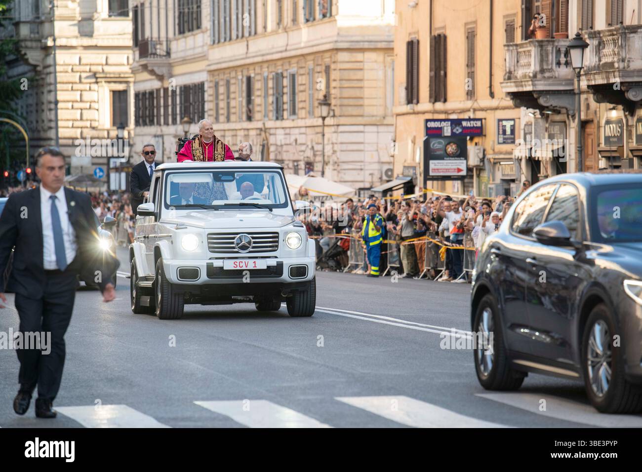 Rom, Italien 25. MAI 2025: Papst Leo XIV., Robert Franziskus Prevost auf dem Weg zur Basilika Santa Maria Maggiore an Bord seines Autos „Papamobile“ Stockfoto