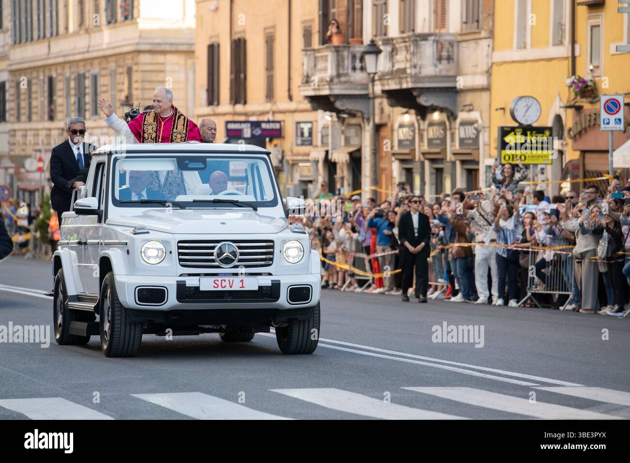Rom, Italien 25. MAI 2025: Papst Leo XIV., Robert Franziskus Prevost auf dem Weg zur Basilika Santa Maria Maggiore an Bord seines Autos „Papamobile“ Stockfoto