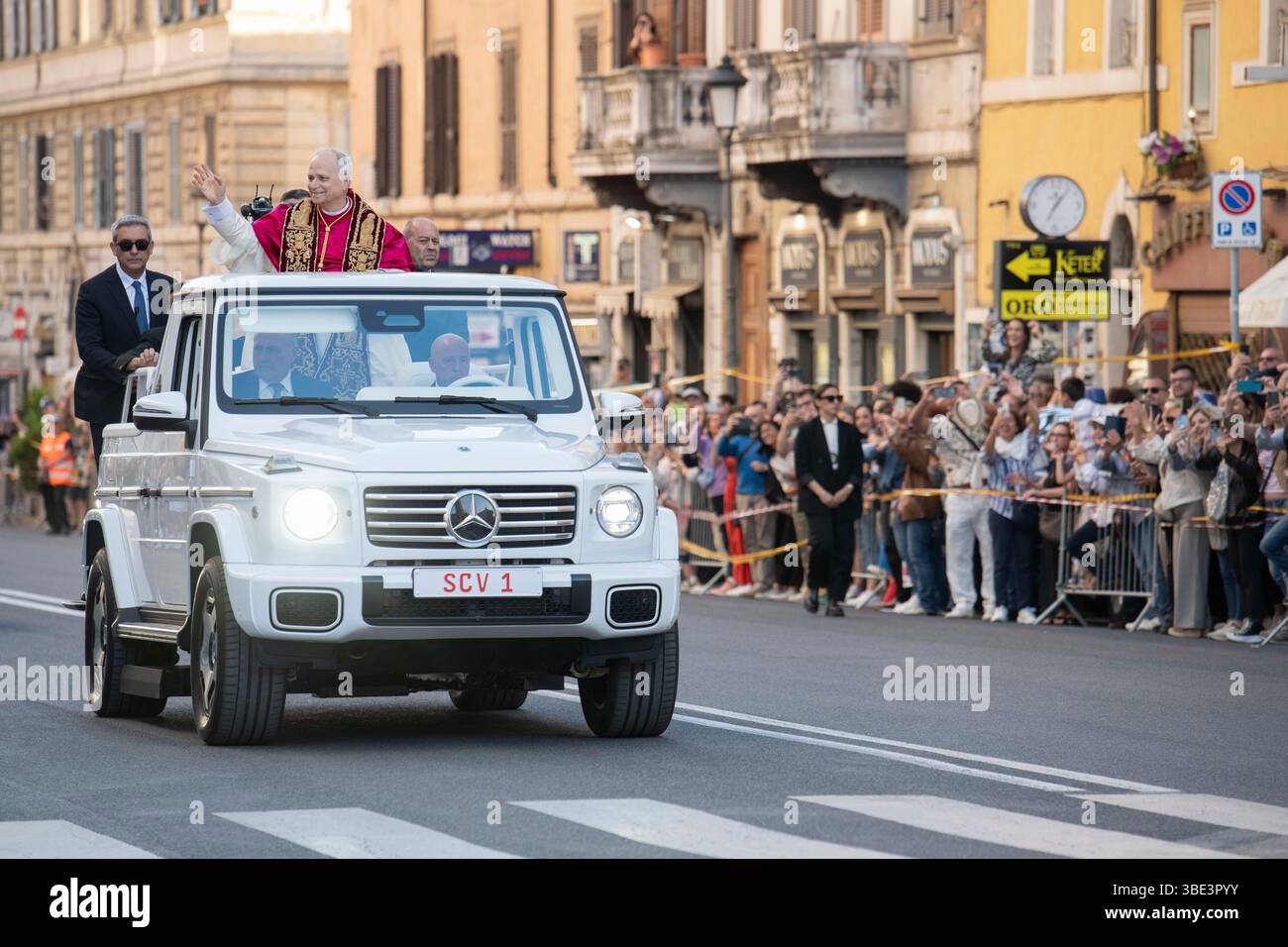 Rom, Italien 25. MAI 2025: Papst Leo XIV., Robert Franziskus Prevost auf dem Weg zur Basilika Santa Maria Maggiore an Bord seines Autos „Papamobile“ Stockfoto