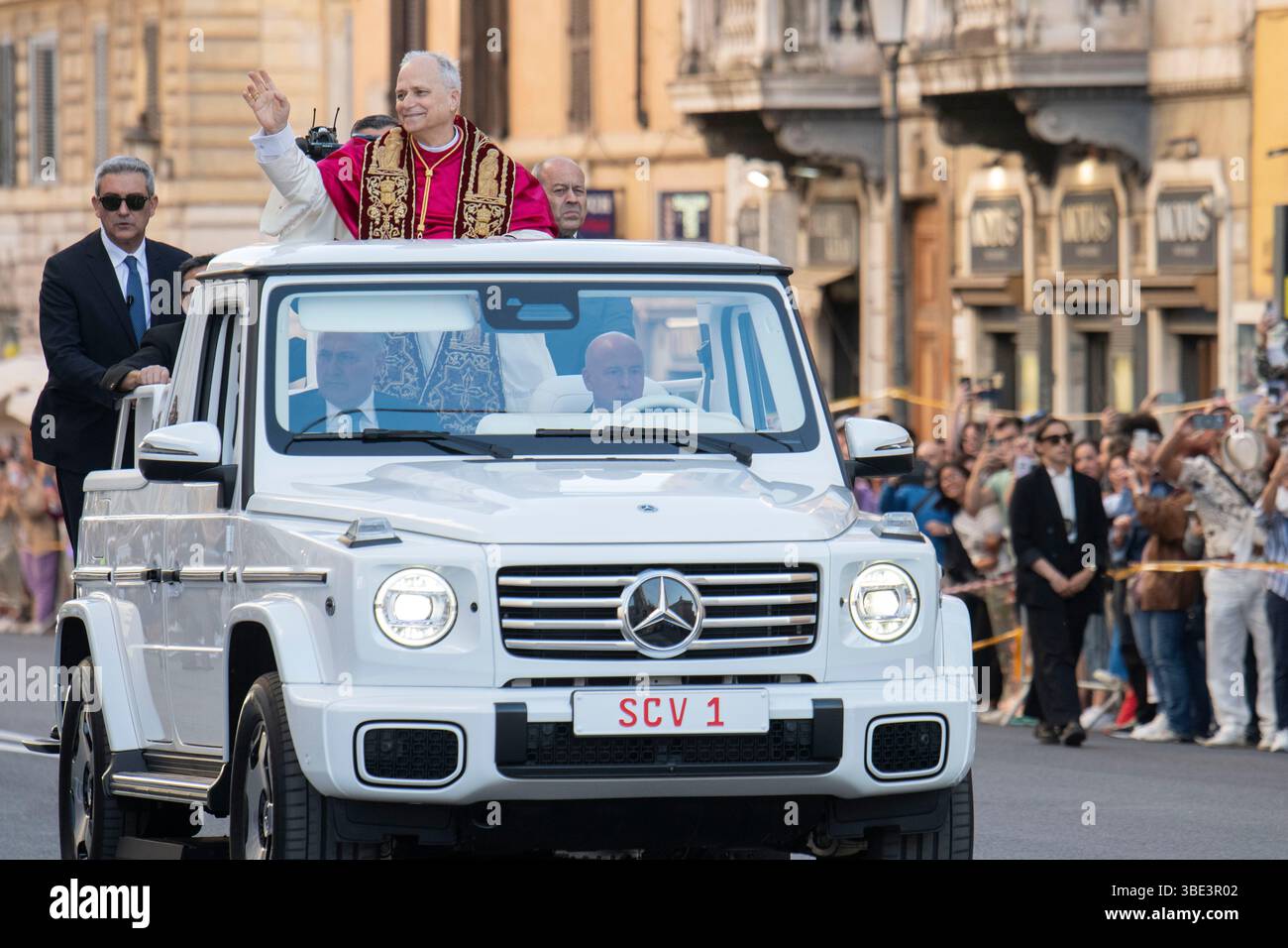 Rom, Italien 25. MAI 2025: Papst Leo XIV., Robert Franziskus Prevost auf dem Weg zur Basilika Santa Maria Maggiore an Bord seines Autos „Papamobile“ Stockfoto