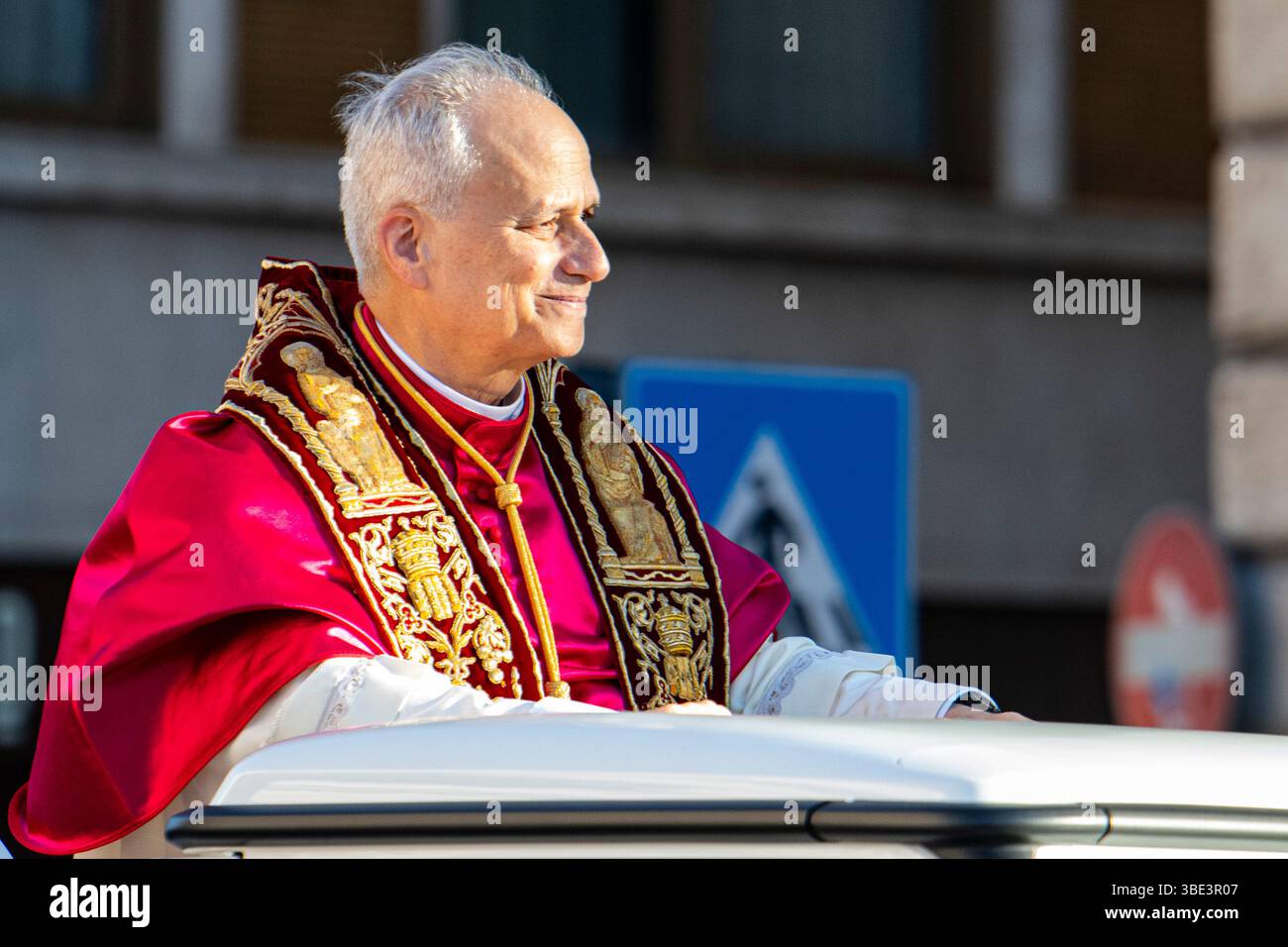 Rom, Italien 25. MAI 2025: Papst Leo XIV., Robert Franziskus Prevost auf dem Weg zur Basilika Santa Maria Maggiore an Bord seines Autos „Papamobile“ Stockfoto
