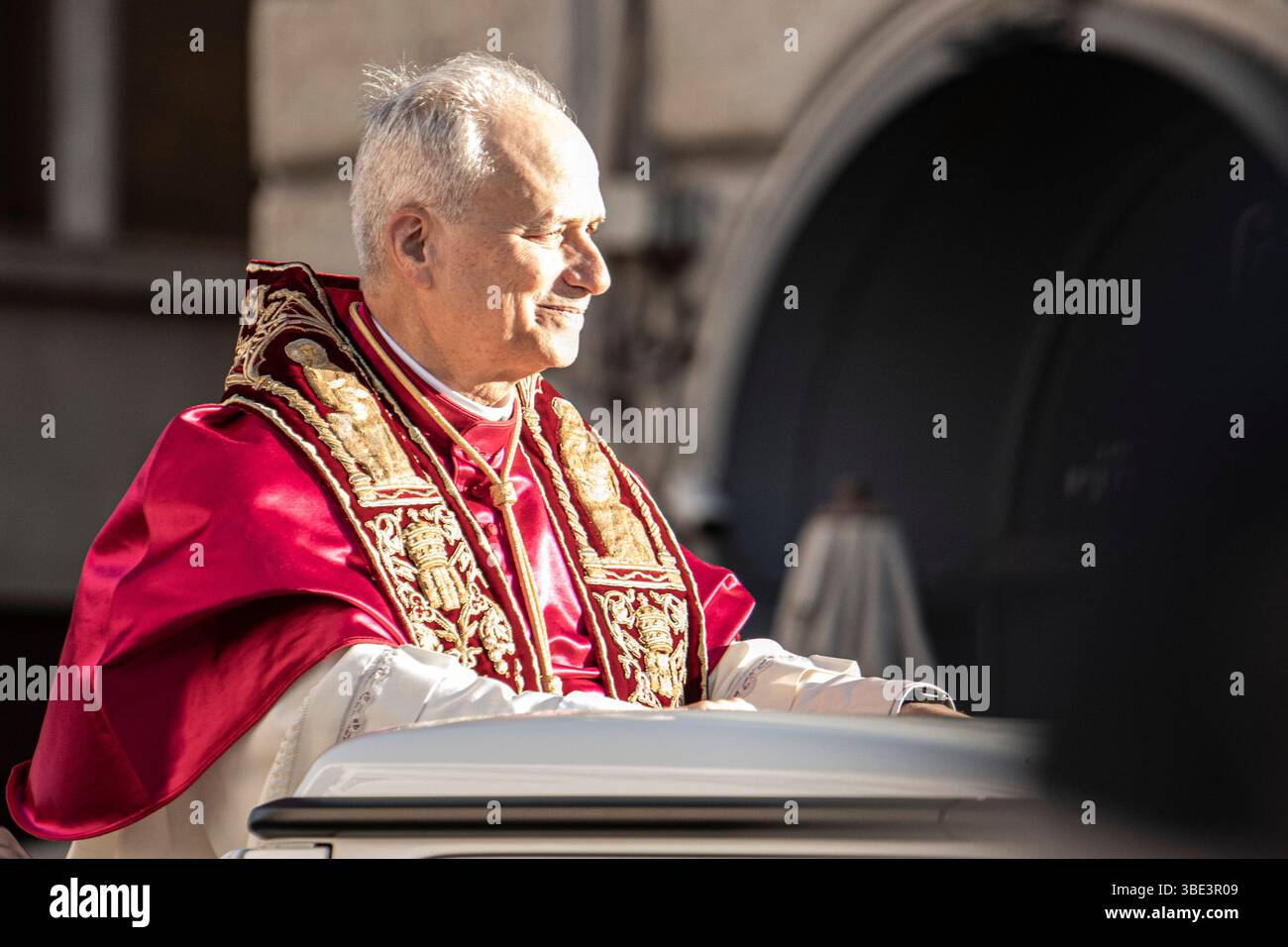 Rom, Italien 25. MAI 2025: Papst Leo XIV., Robert Franziskus Prevost auf dem Weg zur Basilika Santa Maria Maggiore an Bord seines Autos „Papamobile“ Stockfoto