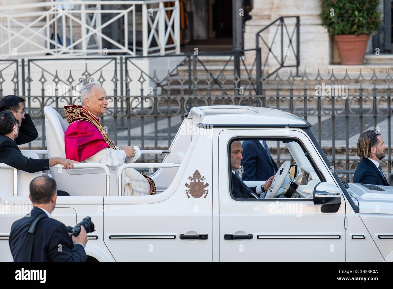 Rom, Italien 25. MAI 2025: Papst Leo XIV., Robert Franziskus Prevost auf dem Weg zur Basilika Santa Maria Maggiore an Bord seines Autos „Papamobile“ Stockfoto