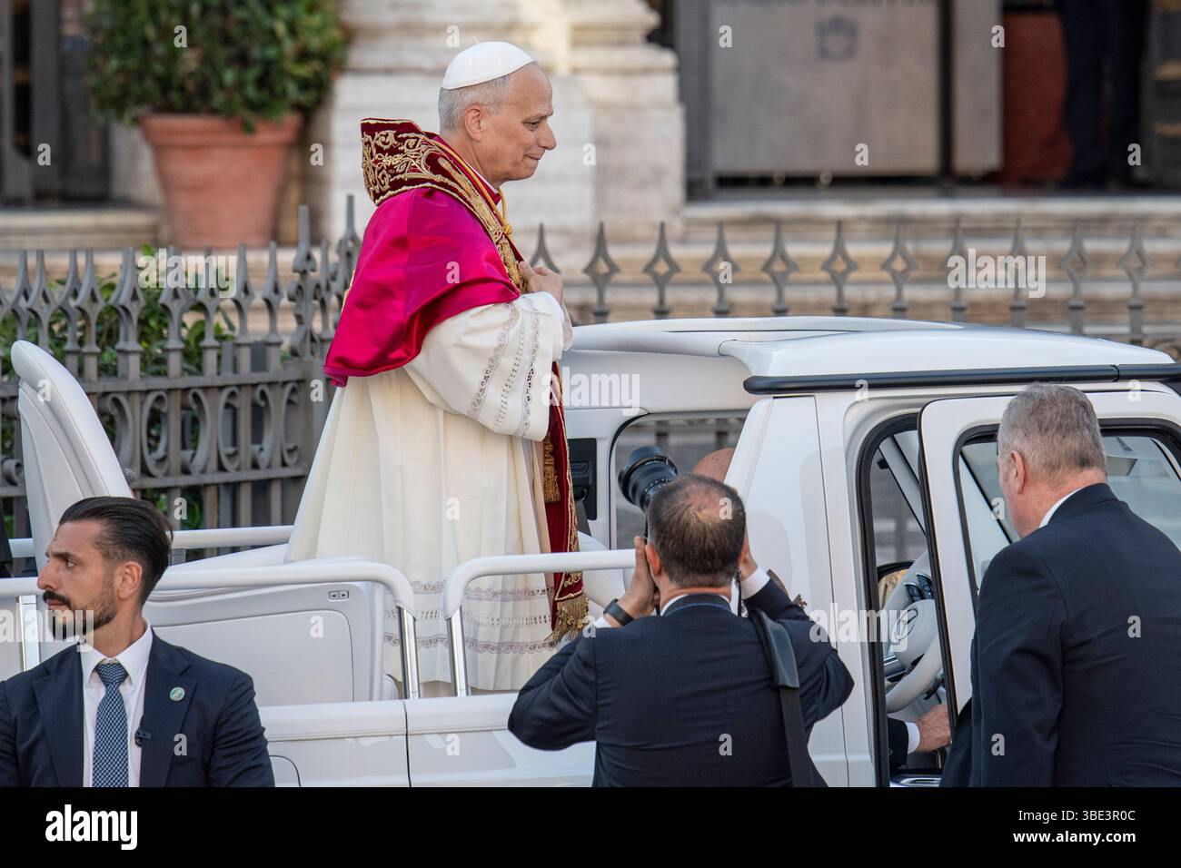 Rom, Italien 25. MAI 2025: Papst Leo XIV., Robert Franziskus Prevost auf dem Weg zur Basilika Santa Maria Maggiore an Bord seines Autos „Papamobile“ Stockfoto