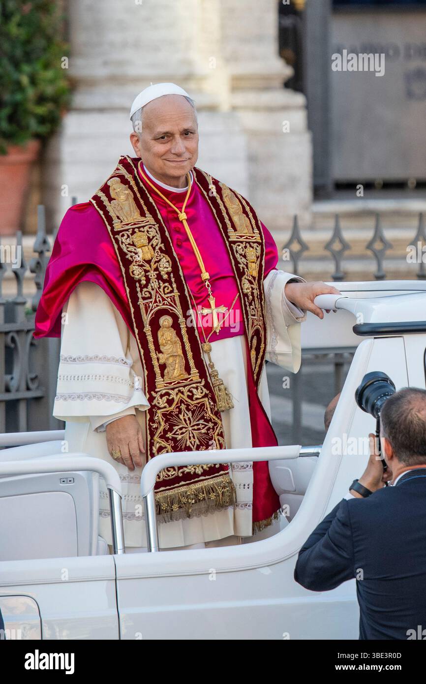 Rom, Italien 25. MAI 2025: Papst Leo XIV., Robert Franziskus Prevost auf dem Weg zur Basilika Santa Maria Maggiore an Bord seines Autos „Papamobile“ Stockfoto