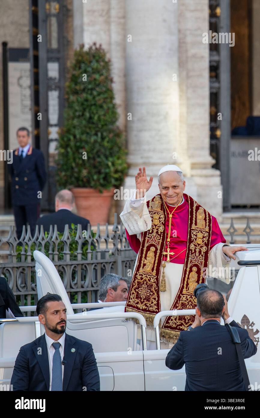 Rom, Italien 25. MAI 2025: Papst Leo XIV., Robert Franziskus Prevost auf dem Weg zur Basilika Santa Maria Maggiore an Bord seines Autos „Papamobile“ Stockfoto