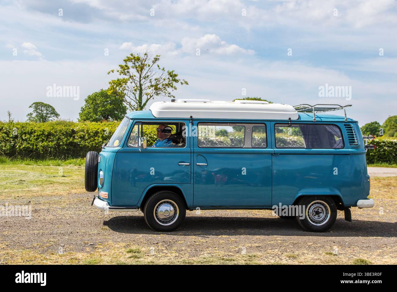 1972 Blau 70er Jahre Volkswagen Auto Benzin 1584 ccm, Kombi Campervan; 2025 Räder oben Nord, Auto Kultur Event, modifizierter Klassiker, Veteran Auto Event, Longridge, England, Großbritannien Stockfoto