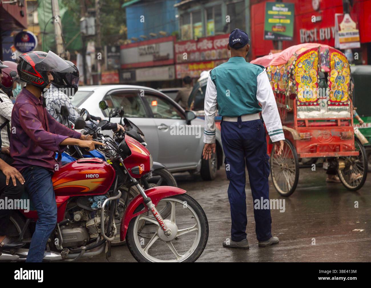 Bangladeschischer Verkehrspolizist auf der Straße, Dhaka Division, Dhaka, Bangladesch Stockfoto