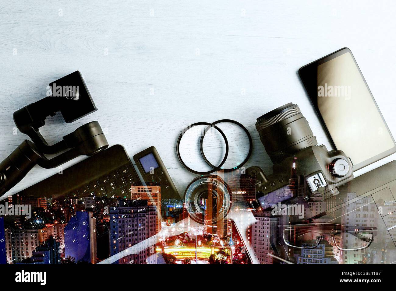 Konzeptfotografiehintergrund mit Doppelbelichtung. Moderner Fotojournalismus und Stadt. Professionelle Fotoausrüstung. Arbeitsset für Profis. Stockfoto