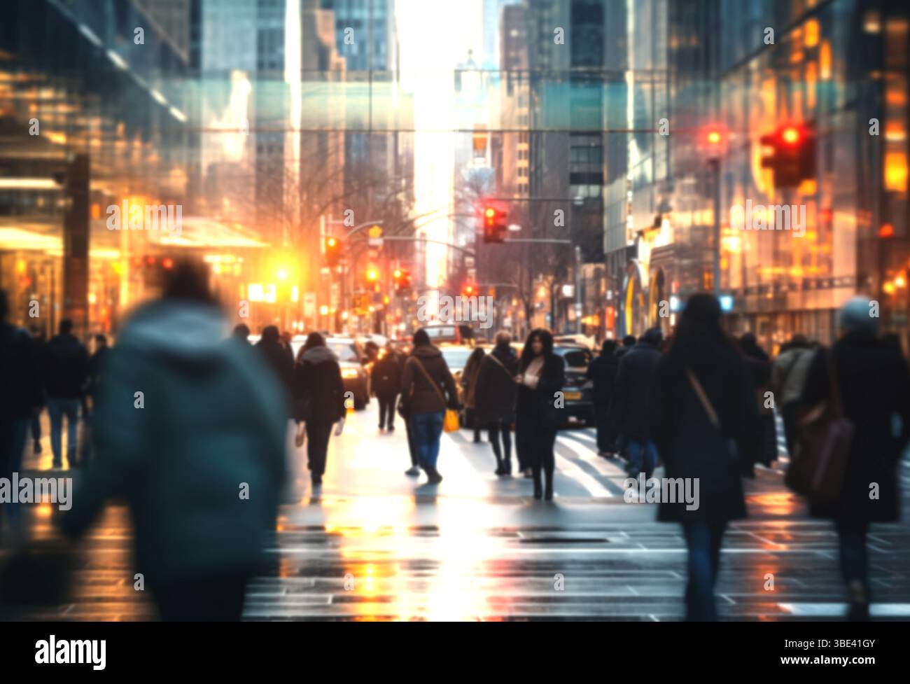 Anonyme Menschenmenge auf der Straße. Menschenmassen und Bürger, die auf einer belebten Straße spazieren gehen, verschwimmen. Stockfoto