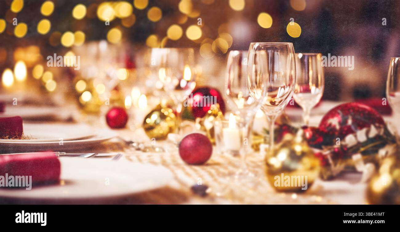 Abstrakter Hintergrund mit kreativem Unschärfe des eleganten Restauranttisches, dekoriert für Weihnachten und Neujahrsfeiern. Weihnachtsbankett und Abendessen. Stockfoto