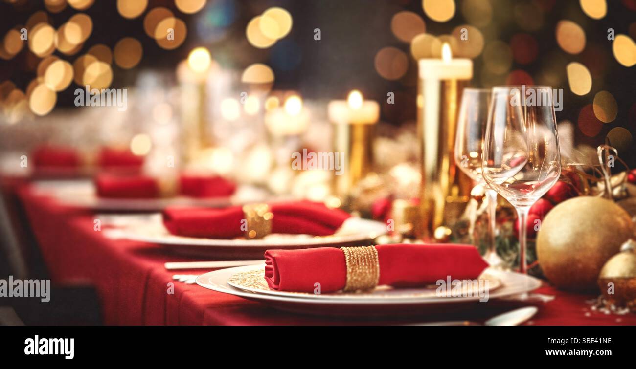 Abstrakter Hintergrund mit kreativem Unschärfe des eleganten Restauranttisches, dekoriert für Weihnachten und Neujahrsfeiern. Weihnachtsbankett und Abendessen. Stockfoto