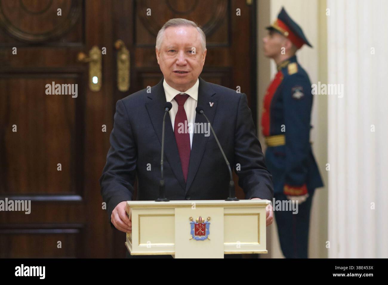 Alexander Beglov, Gouverneur von St. Petersburg, während der Zeremonie der Verleihung von Insignien an Personen, die den Titel Ehrenbürger von St. Petersburg im Mariinski-Palast verliehen haben. Stockfoto