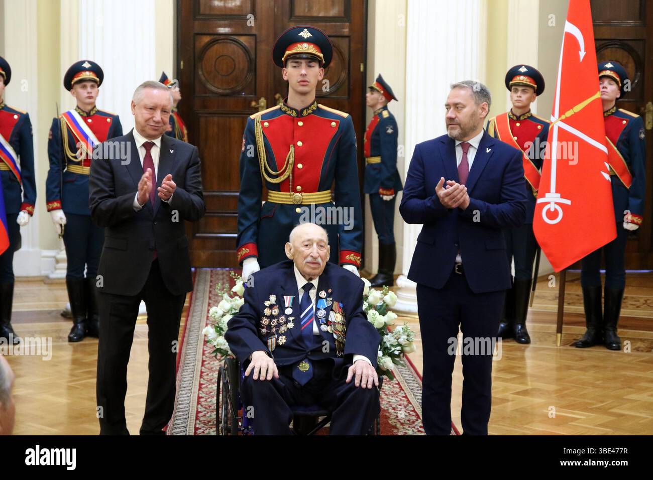 Sankt Petersburg, Russland. Mai 2025. Alexander Beglov, Gouverneur von St. Petersburg (L), Zinovy Merkin (C), Alexander Belsky, Vorsitzender der Legislativversammlung von St. Petersburg (R) während der Zeremonie der Verleihung von Insignien an Personen, die den Titel eines Ehrenbürgers von St. Petersburg im Mariinski-Palast erhalten haben. Quelle: ZUMA Press, Inc./Alamy Live News Stockfoto