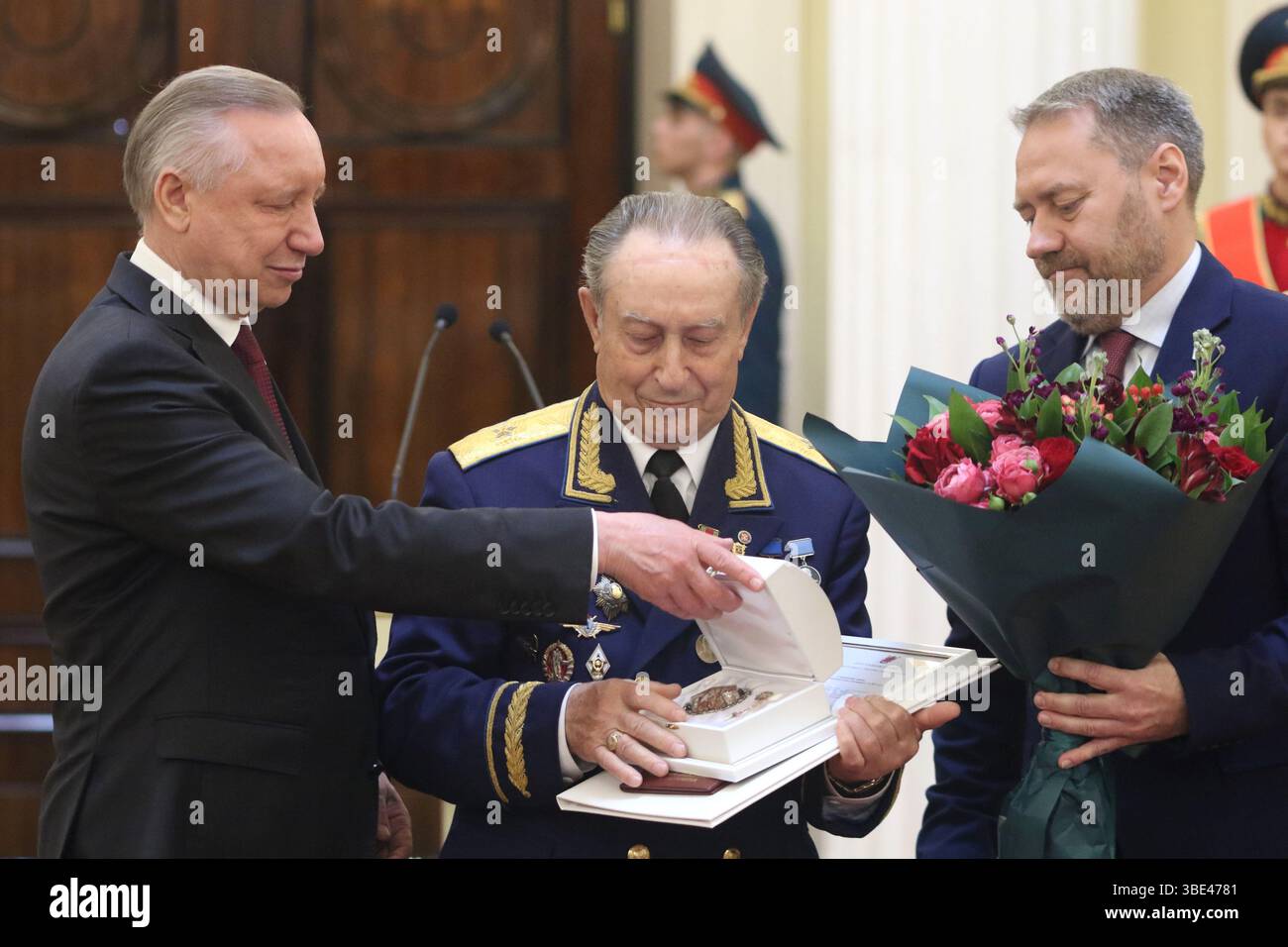 Sankt Petersburg, Russland. Mai 2025. Alexander Beglov, Gouverneur von St. Petersburg (L), Wassily Wolobujew (C), Alexander Belsky, Vorsitzender der Legislativversammlung von St. Petersburg (R) während der Zeremonie der Verleihung von Insignien an Personen, die den Titel eines Ehrenbürgers von St. Petersburg im Mariinski-Palast erhalten haben. Quelle: ZUMA Press, Inc./Alamy Live News Stockfoto