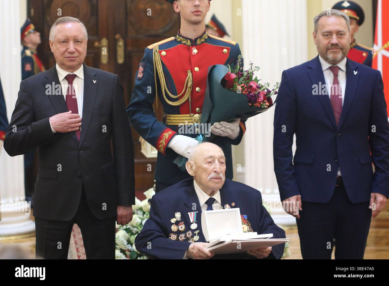 Sankt Petersburg, Russland. Mai 2025. Alexander Beglov, Gouverneur von St. Petersburg (L), Zinovy Merkin (C), Alexander Belsky, Vorsitzender der Legislativversammlung von St. Petersburg (R) während der Zeremonie der Verleihung von Insignien an Personen, die den Titel eines Ehrenbürgers von St. Petersburg im Mariinski-Palast erhalten haben. Quelle: ZUMA Press, Inc./Alamy Live News Stockfoto