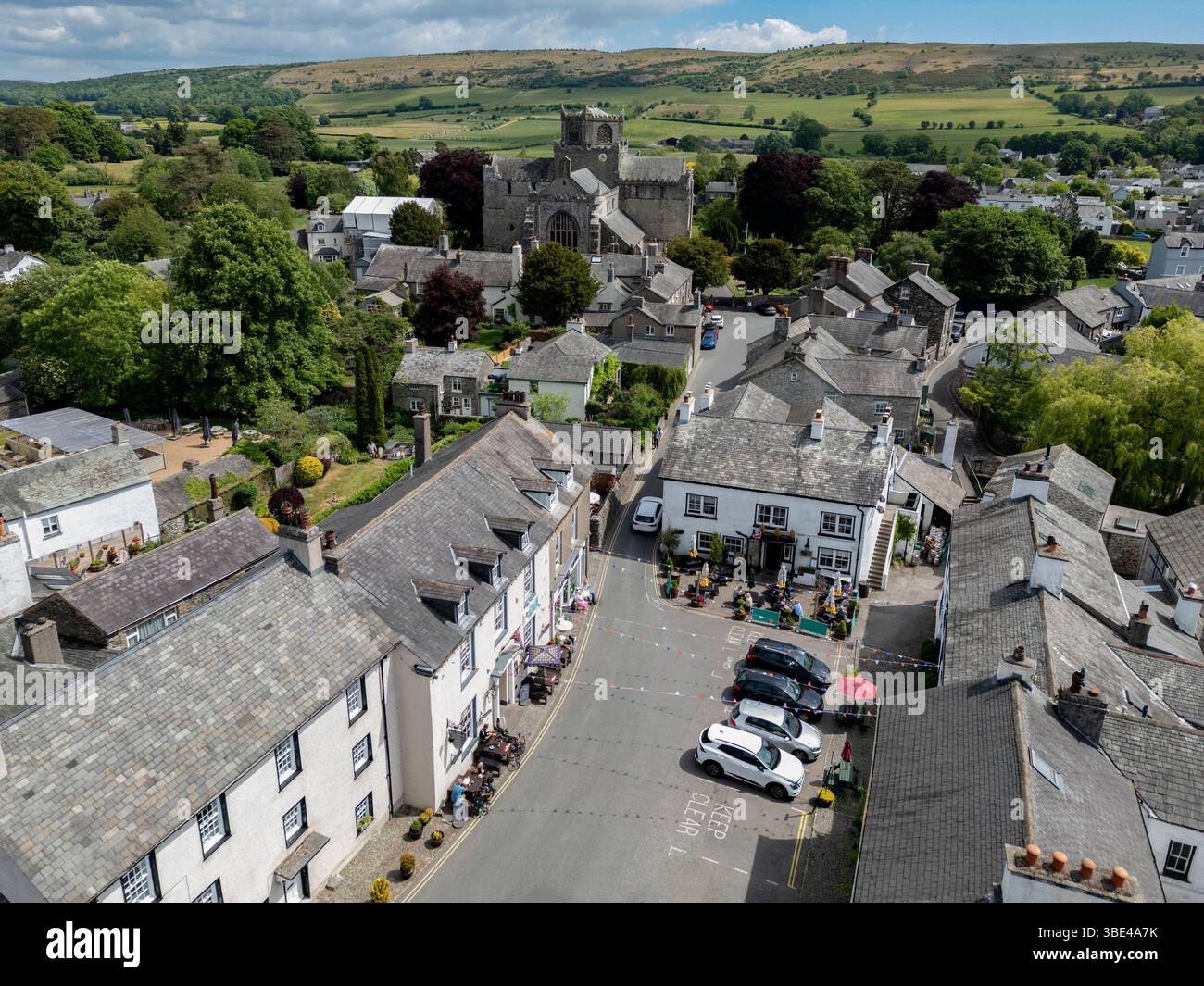 Luftaufnahme der Priory Cartmel und des Dorfes Cartmel in Cumbria im Nordwesten Englands. Stockfoto