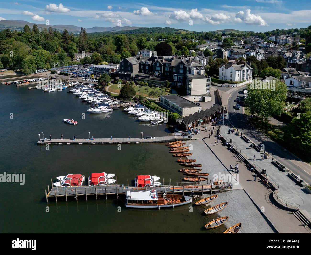 Luftaufnahme des Ufers bei Bowness-on-Windermere im Lake District in Cumbria, Nordwesten Englands. Stockfoto Luftaufnahme des Ufers bei Bowness-on-Windermere im Lake District in Cumbria, Nordwesten Englands. Stockfoto