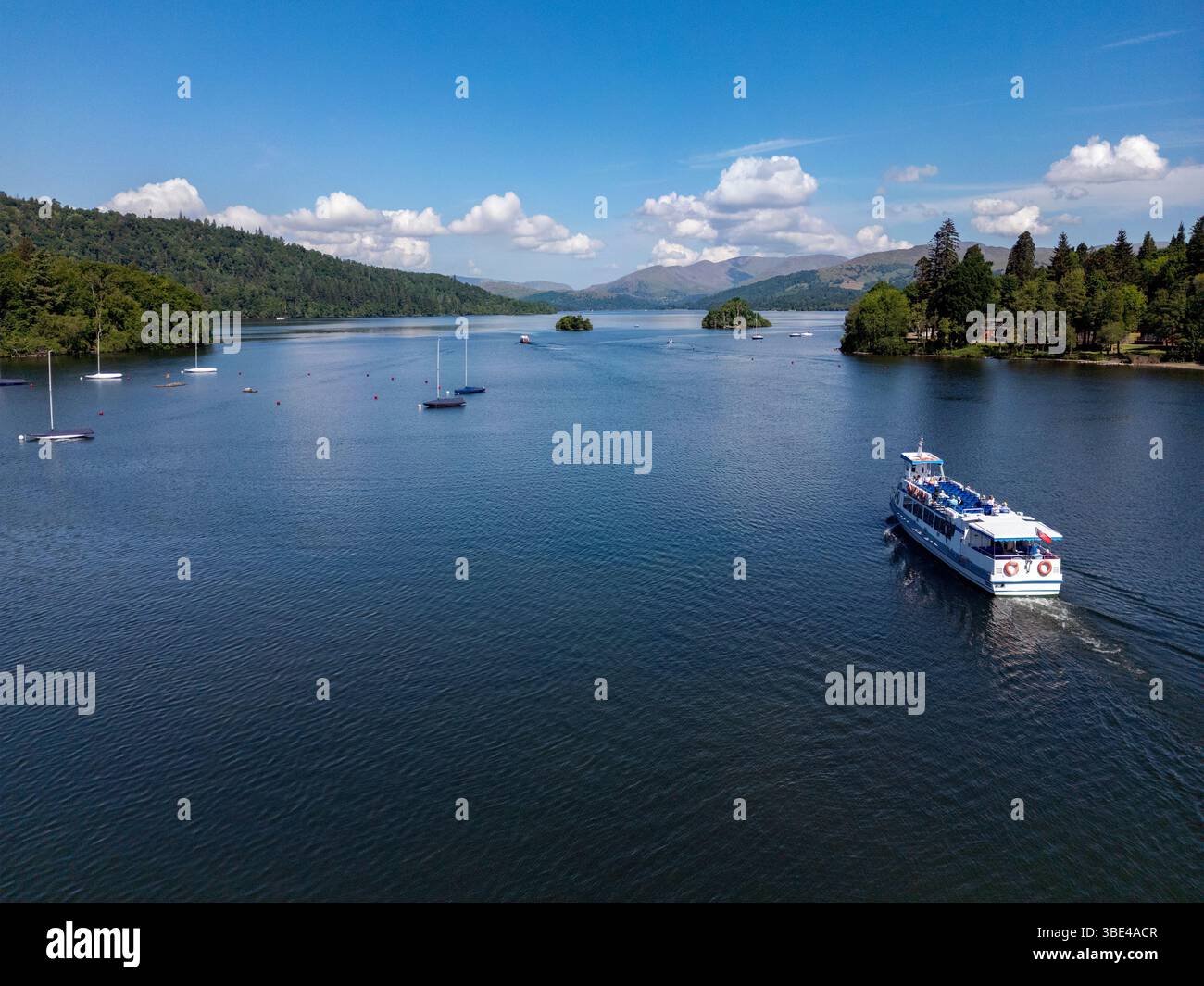 Blick aus der Vogelperspektive über den Lake Windermere im Lake District in Cumbria im Nordwesten Englands. Stockfoto Blick aus der Vogelperspektive über den Lake Windermere im Lake District in Cumbria im Nordwesten Englands. Stockfoto