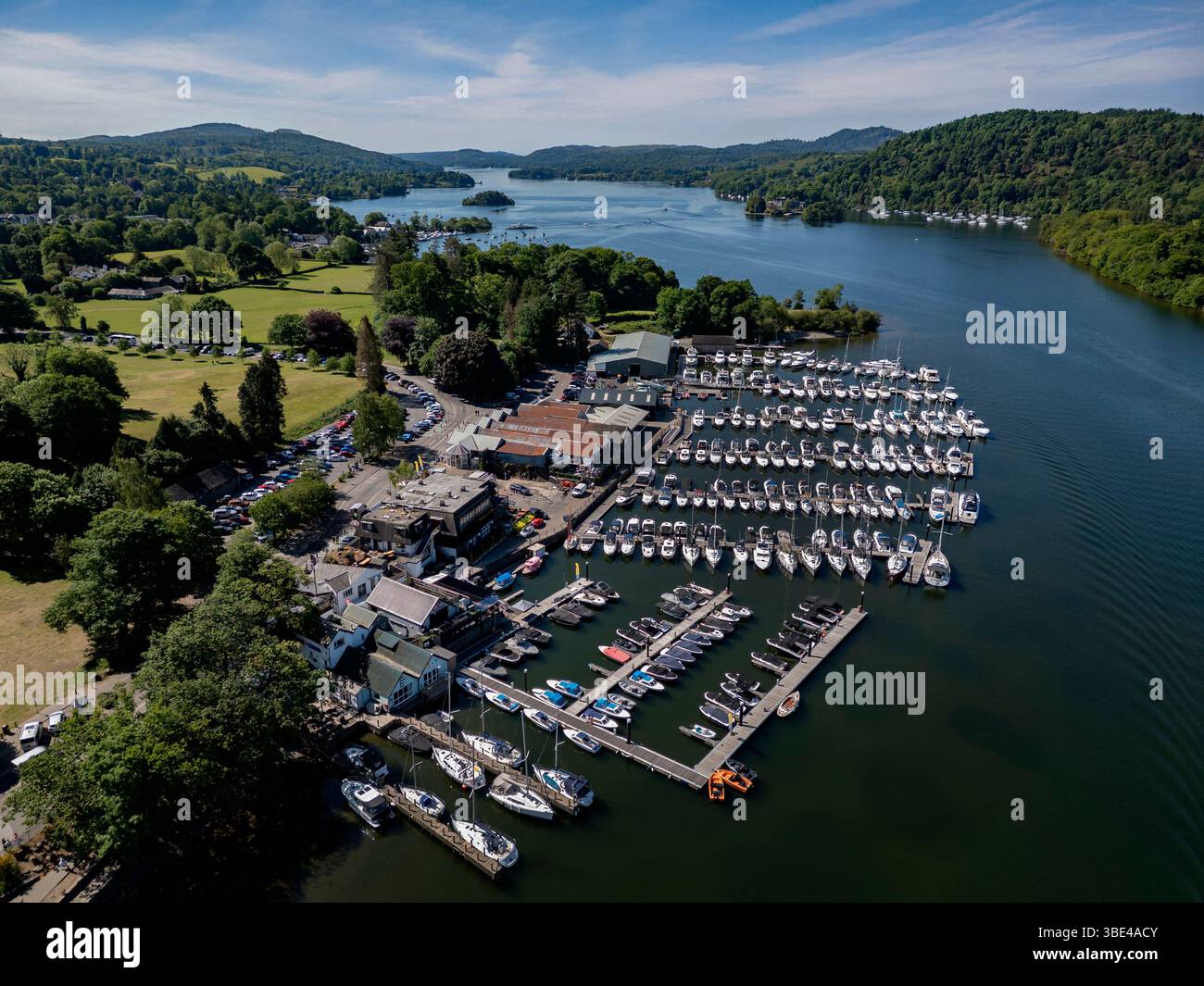 Blick aus der Vogelperspektive über den Yachthafen von Bowness-on-Windermere, Lake Windermere im Lake District in Cumbria im Nordwesten Englands. Stockfoto Blick aus der Vogelperspektive über den Yachthafen von Bowness-on-Windermere, Lake Windermere im Lake District in Cumbria im Nordwesten Englands. Stockfoto