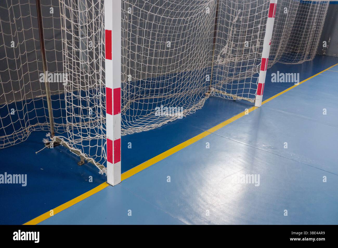 futsal-Torpfahl und Netzdetail auf dem farbenfrohen blauen Hallenplatz Stockfoto