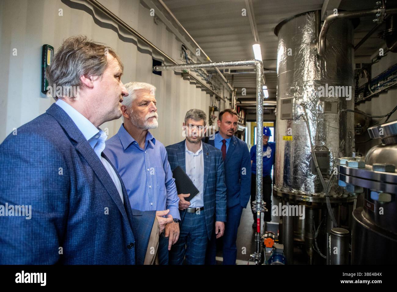 Dvorce, Tschechische Republik. Mai 2025. Der tschechische Präsident Petr Pavel (2. Links) besucht am 27. Mai 2025 das Unternehmen Green Future in Dvorce u Bruntalu, Tschechische Republik. Auf der linken Seite steht der Direktor von Green Future Michal Pivrnec. Quelle: Vladimir Prycek/CTK Photo/Alamy Live News Stockfoto