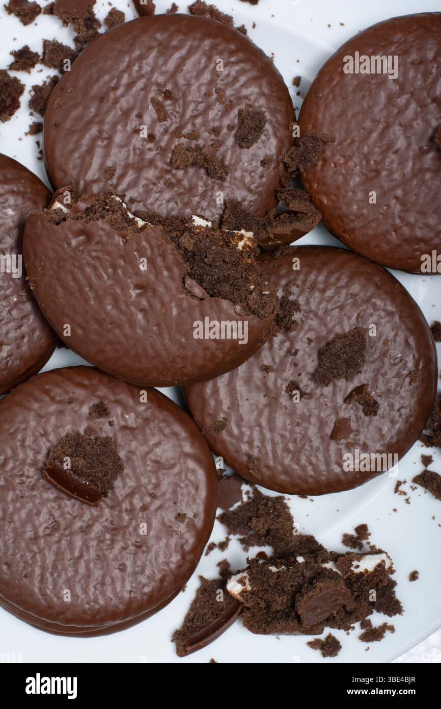 Leckere Schokolade mit süßlicher brauner Schokoladenhülle außen und weißer Kaucreme innen auf weißem Hintergrund Stockfoto