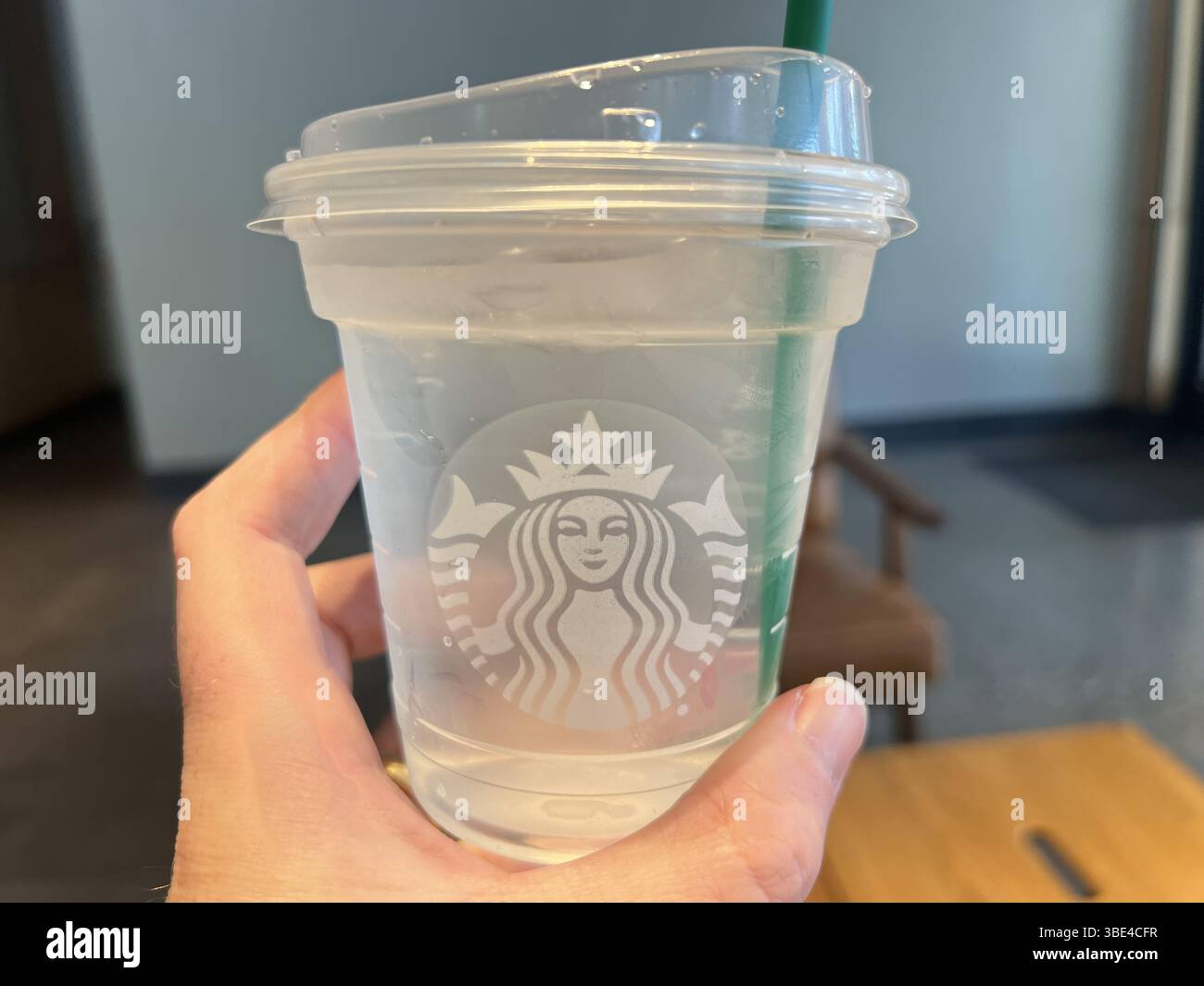 Moraga, Usa. Oktober 2024. Nahaufnahme einer Hand, die einen Starbucks-Plastikbecher mit Eiswasser hält, Moraga, Kalifornien, 25. Oktober 2024. (Foto: Smith Collection/Gado/SIPA USA) Credit: SIPA USA/Alamy Live News Stockfoto