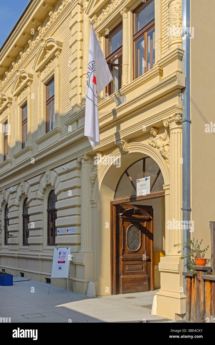 Slavonski Brod, Kroatien - 23. Oktober 2024: Internationale Organisation Rotes Kreuz Blutspenden und Senior Club in der ante Starcevica Street. Stockfoto