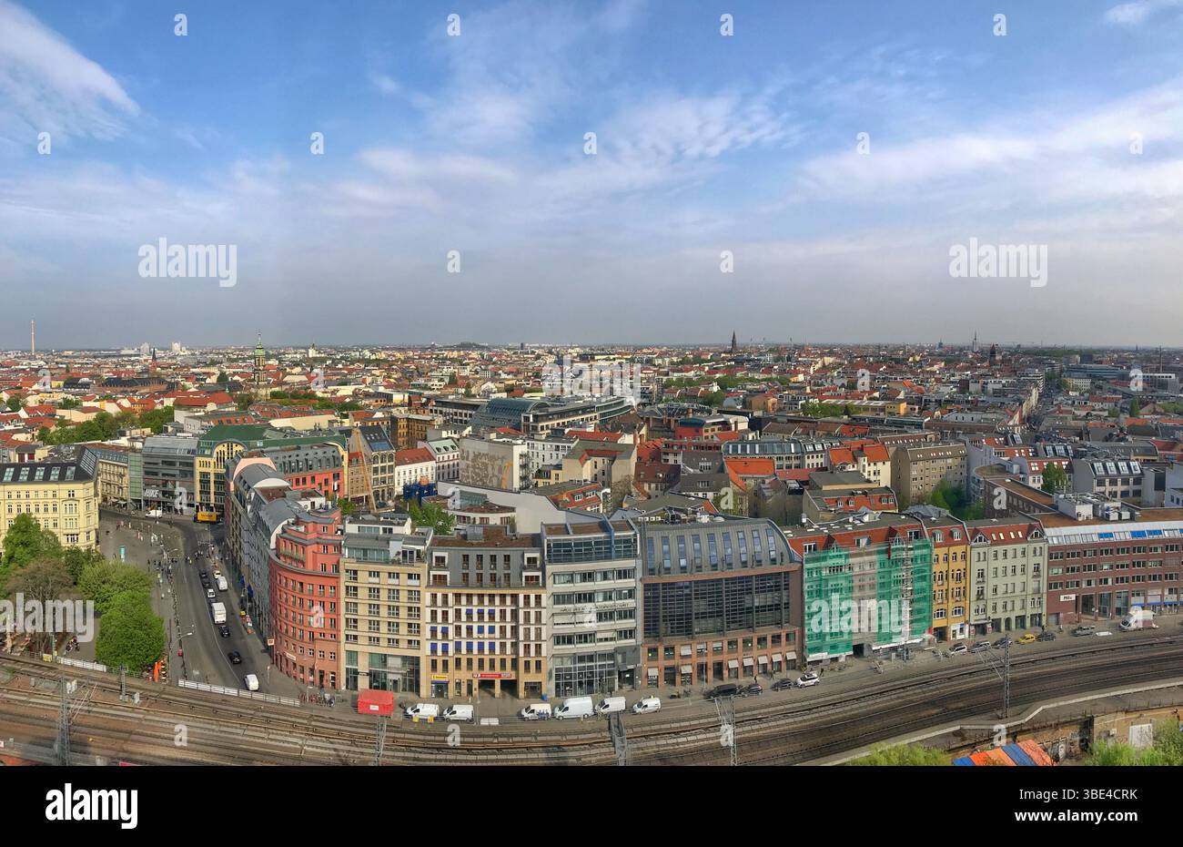 Großer Blick auf eine Stadt mit einer Mischung aus historischen und modernen Gebäuden, städtischen Verkehrsmitteln und Außenbereichen, die die vielfältigen architektonischen Stile zeigen Stockfoto