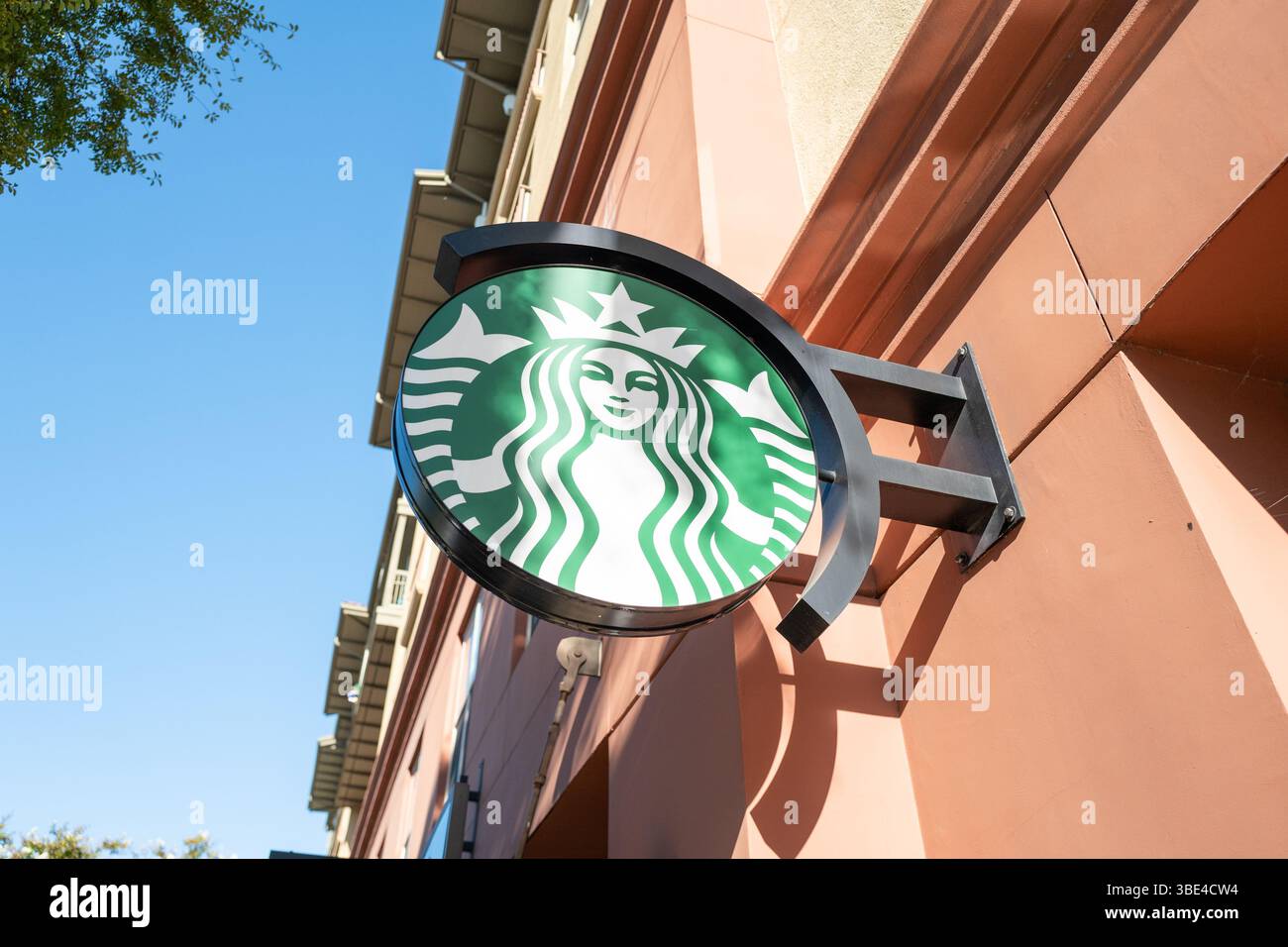 Usa. September 2024. Starbucks-Schilder an einem sonnigen Tag im Viertel Contra Costa Center, Pleasant Hill, Kalifornien, 6. September 2024. (Foto: Smith Collection/Gado/SIPA USA) Credit: SIPA USA/Alamy Live News Stockfoto