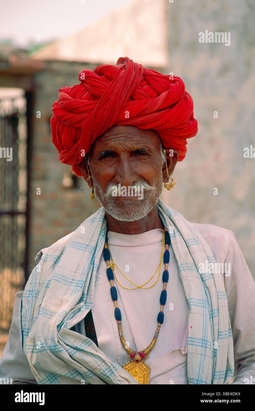 Ein älterer Mann in traditioneller Kleidung in Rajasthan, Indien Stockfoto