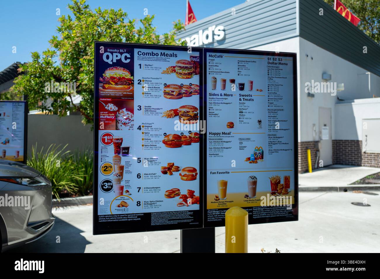 Usa. August 2024. Am McDonald's Drive Thru in San Ramon, Kalifornien, 3. August 2024 sind ein computergesteuerter Menübildschirm, das Gebäude, das McDonald's Logo und die Vorderseite eines Fahrzeugs zu sehen. (Foto: Smith Collection/Gado/SIPA USA) Credit: SIPA USA/Alamy Live News Stockfoto