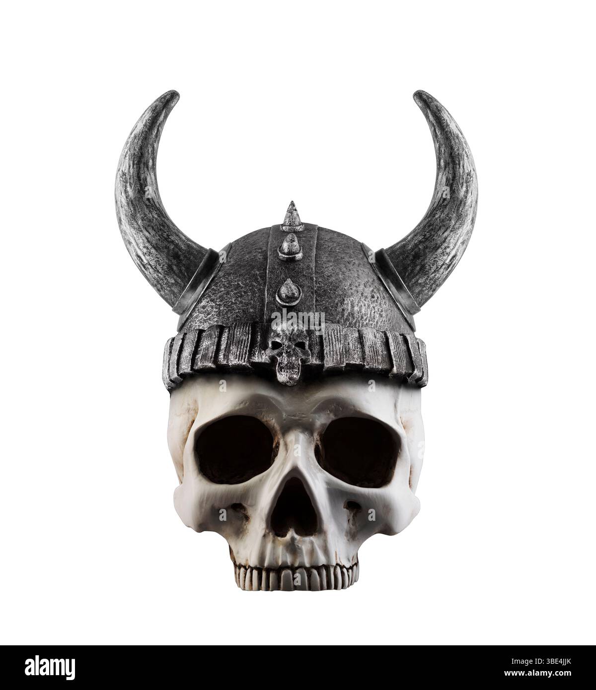 Menschlicher Schädel mit gehörntem Helm isoliert auf weißem Hintergrund Stockfoto