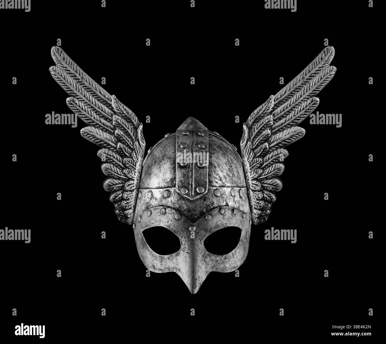 Mittelalterlicher Ritterhelm mit Flügeln isoliert auf schwarzem Hintergrund Stockfoto