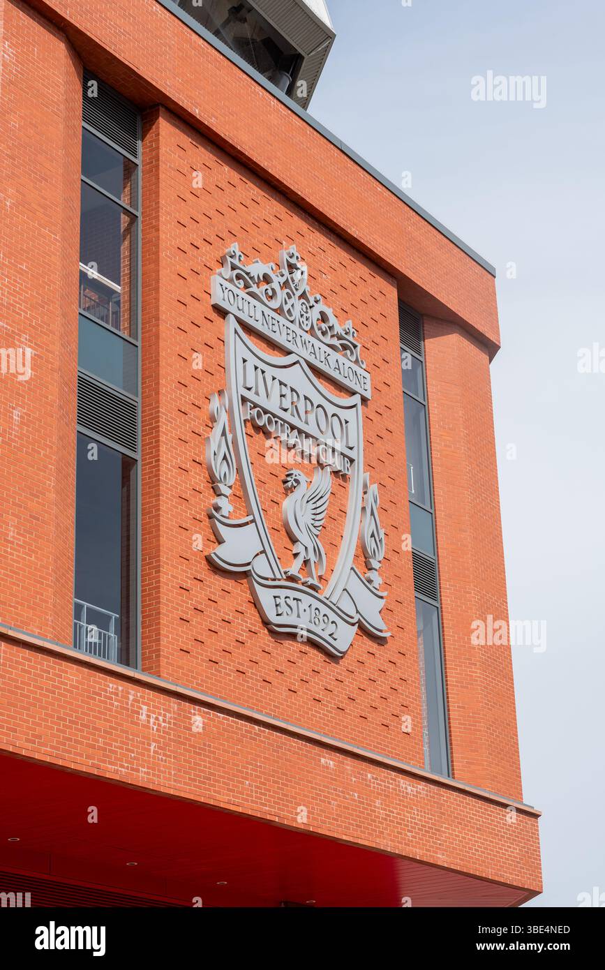 Anfield, Anfield Road Fußballstadion, Heimstadion des Liverpool Football Club, Großbritannien. Wappen vor dem Anfield Road Stand Stockfoto