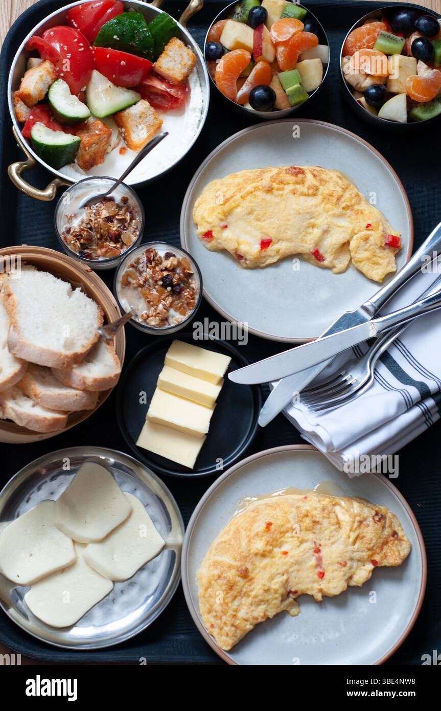 Frühstück mit vielen Gerichten auf schwarzem Hintergrund, Rührei Stockfoto