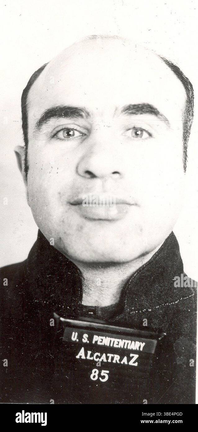 Fahndung von Al Capone aus dem Alcatraz Gefängnis. Alphonse Gabriel Capone (* 17. Januar 1899 bis 25. Januar 1947), manchmal auch unter dem Spitznamen Scarface bekannt, war ein amerikanischer Gangster und Geschäftsmann, der während der Prohibition-Ära von 1925 bis 1931 als Mitbegründer und Chef des Chicago Outfits bekannt wurde. Seine siebenjährige Regierungszeit als Kriminalboss endete, als er im Alter von 33 Jahren inhaftiert wurde. Stockfoto