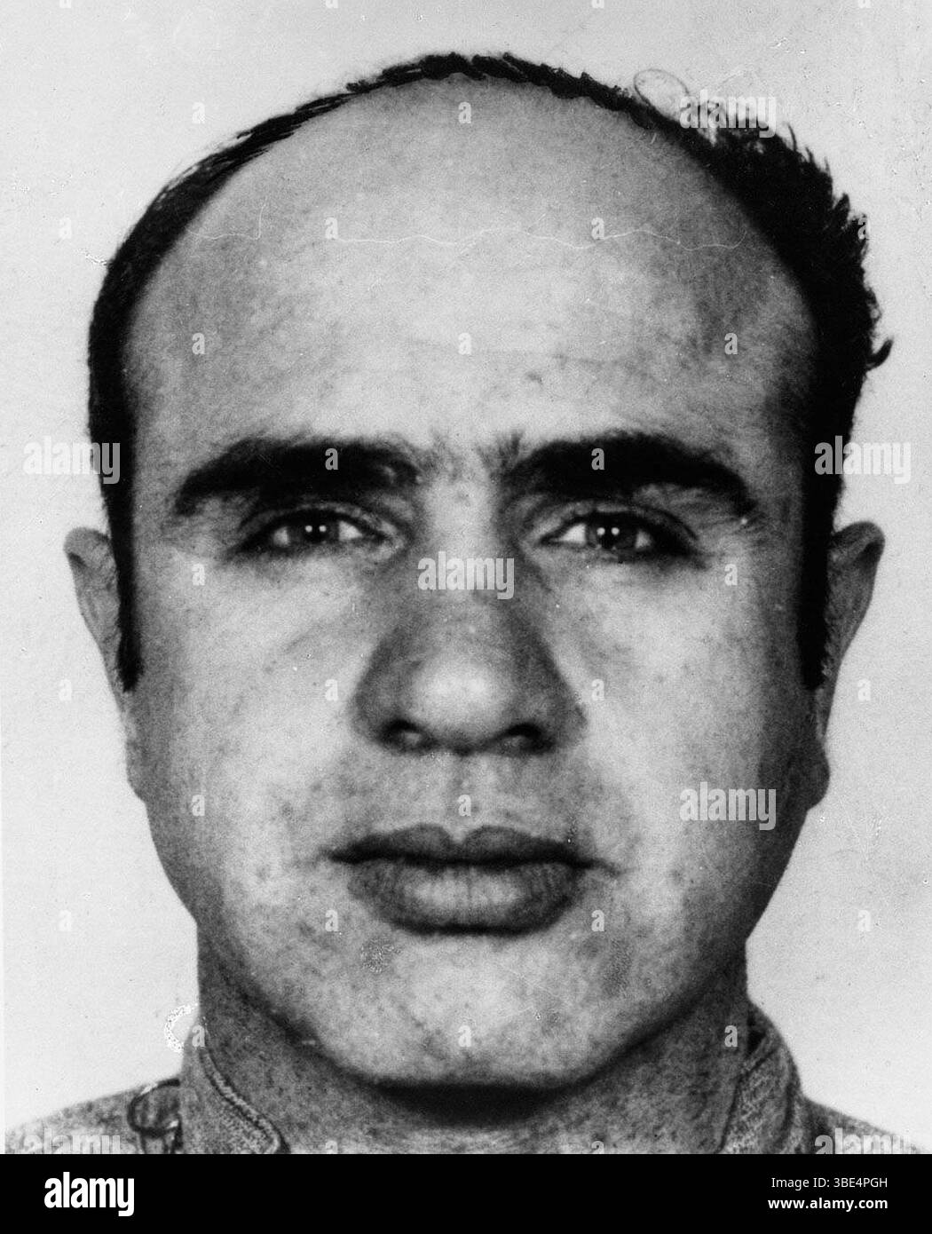 Fahndung von Al Capone aus dem Alcatraz Gefängnis. Alphonse Gabriel Capone (* 17. Januar 1899 bis 25. Januar 1947), manchmal auch unter dem Spitznamen Scarface bekannt, war ein amerikanischer Gangster und Geschäftsmann, der während der Prohibition-Ära von 1925 bis 1931 als Mitbegründer und Chef des Chicago Outfits bekannt wurde. Seine siebenjährige Regierungszeit als Kriminalboss endete, als er im Alter von 33 Jahren inhaftiert wurde. Stockfoto