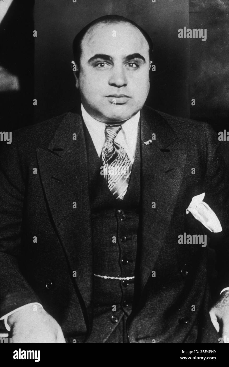 „Scarface“ Al Capone wird hier im Chicagoer Detektivbüro gezeigt, nachdem er wegen Vagrancy als Staatsfeind Nr. 1 verhaftet wurde Alphonse Gabriel Capone (17. Januar 1899 – 25. Januar 1947), manchmal auch unter dem Spitznamen „Scarface“ bekannt, war ein amerikanischer Gangster und Geschäftsmann, der während der Prohibition-Ära als Mitbegründer und Boss des Chicago Outfits von 1925 bis 1931 berühmt wurde. Seine siebenjährige Regierungszeit als Kriminalboss endete, als er im Alter von 33 Jahren inhaftiert wurde. Stockfoto