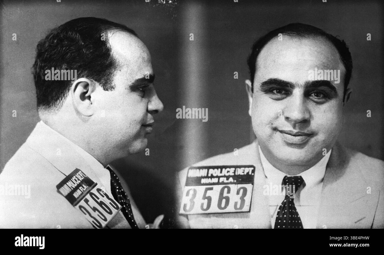 Al Capones Fahndung aus dem Miami Gefängnis. Alphonse Gabriel Capone (* 17. Januar 1899 bis 25. Januar 1947), manchmal auch unter dem Spitznamen Scarface bekannt, war ein amerikanischer Gangster und Geschäftsmann, der während der Prohibition-Ära von 1925 bis 1931 als Mitbegründer und Chef des Chicago Outfits bekannt wurde. Seine siebenjährige Regierungszeit als Kriminalboss endete, als er im Alter von 33 Jahren inhaftiert wurde. Stockfoto