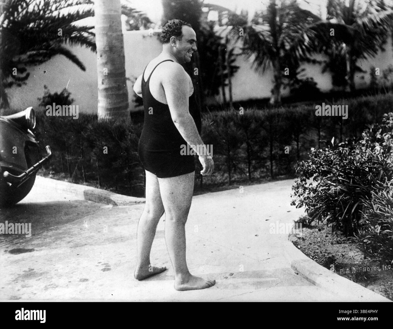 Ein Foto von Al Capone im Badeanzug. Alphonse Gabriel Capone (* 17. Januar 1899 bis 25. Januar 1947), manchmal auch unter dem Spitznamen Scarface bekannt, war ein amerikanischer Gangster und Geschäftsmann, der während der Prohibition-Ära von 1925 bis 1931 als Mitbegründer und Chef des Chicago Outfits bekannt wurde. Seine siebenjährige Regierungszeit als Kriminalboss endete, als er im Alter von 33 Jahren inhaftiert wurde. Stockfoto