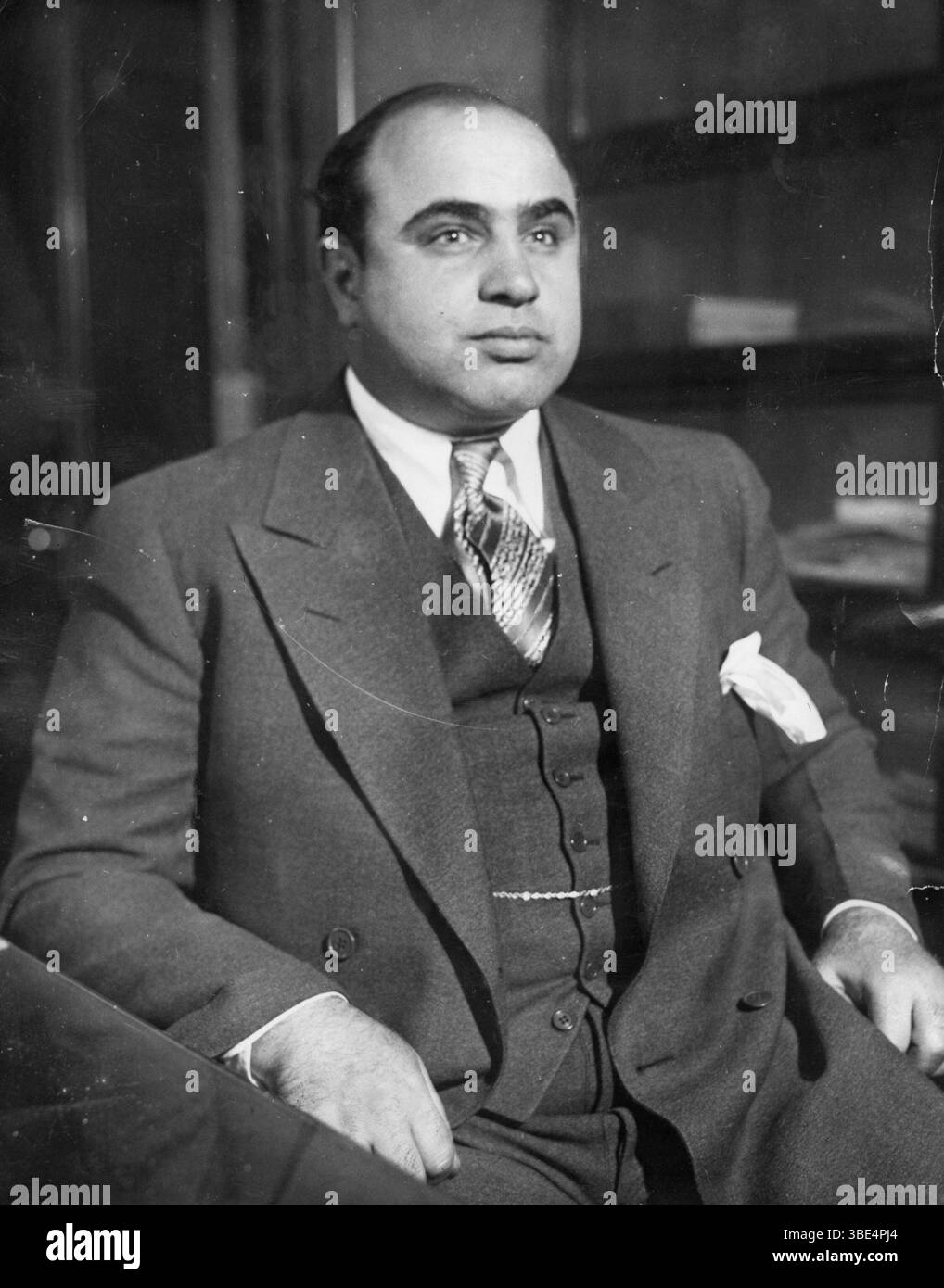 „Scarface“ Al Capone wird hier im Chicagoer Detektivbüro gezeigt, nachdem er wegen Vagrancy als Staatsfeind Nr. 1 verhaftet wurde Alphonse Gabriel Capone (17. Januar 1899 – 25. Januar 1947), manchmal auch unter dem Spitznamen „Scarface“ bekannt, war ein amerikanischer Gangster und Geschäftsmann, der während der Prohibition-Ära als Mitbegründer und Boss des Chicago Outfits von 1925 bis 1931 berühmt wurde. Seine siebenjährige Regierungszeit als Kriminalboss endete, als er im Alter von 33 Jahren inhaftiert wurde. Stockfoto