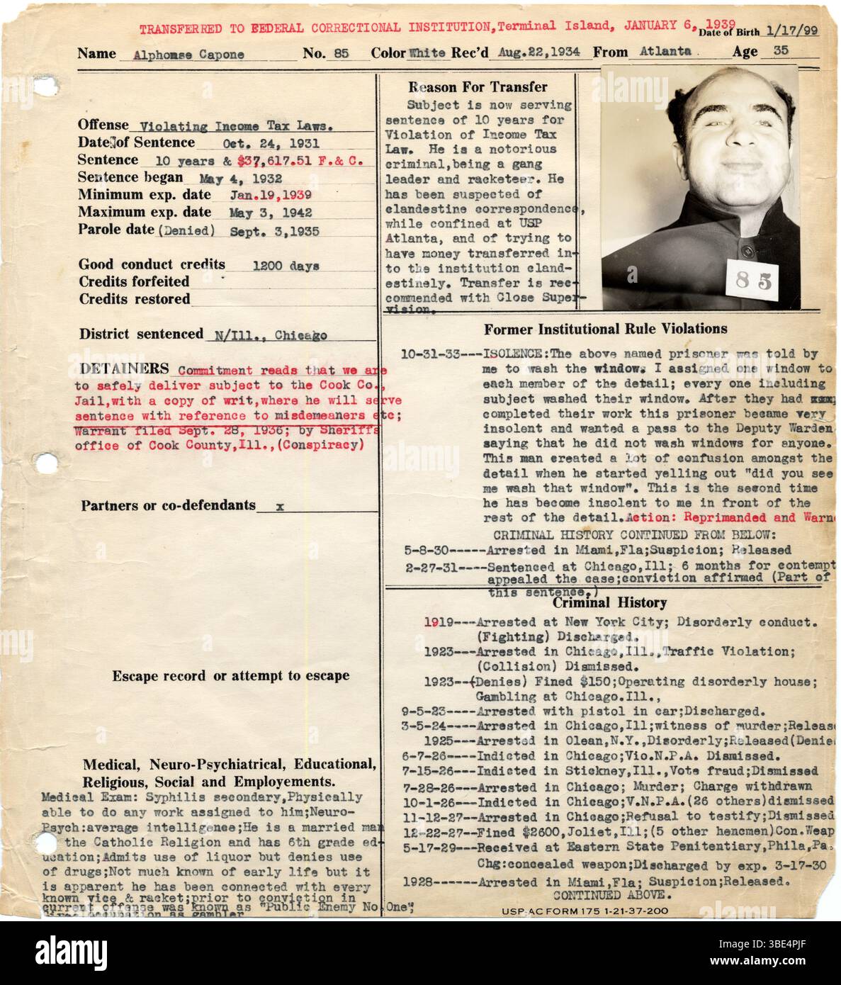 Al Capons Gefängnisbericht aus dem Terminal Island Gefängnis. Alphonse Gabriel Capone (* 17. Januar 1899 bis 25. Januar 1947), manchmal auch unter dem Spitznamen Scarface bekannt, war ein amerikanischer Gangster und Geschäftsmann, der während der Prohibition-Ära von 1925 bis 1931 als Mitbegründer und Chef des Chicago Outfits bekannt wurde. Seine siebenjährige Regierungszeit als Kriminalboss endete, als er im Alter von 33 Jahren inhaftiert wurde. Stockfoto