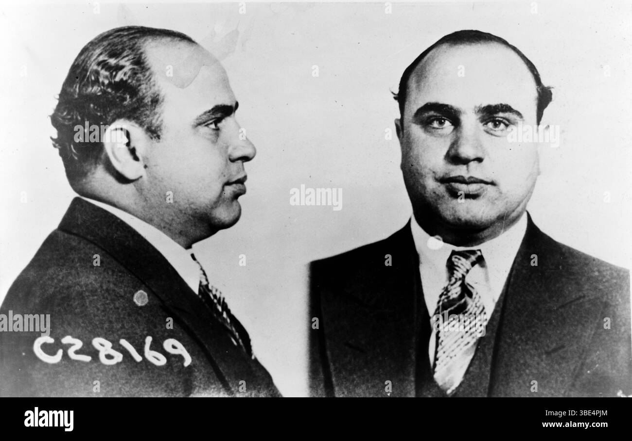 Fahndung von Al Capone. Alphonse Gabriel Capone (* 17. Januar 1899 bis 25. Januar 1947), manchmal auch unter dem Spitznamen Scarface bekannt, war ein amerikanischer Gangster und Geschäftsmann, der während der Prohibition-Ära von 1925 bis 1931 als Mitbegründer und Chef des Chicago Outfits bekannt wurde. Seine siebenjährige Regierungszeit als Kriminalboss endete, als er im Alter von 33 Jahren inhaftiert wurde. Stockfoto