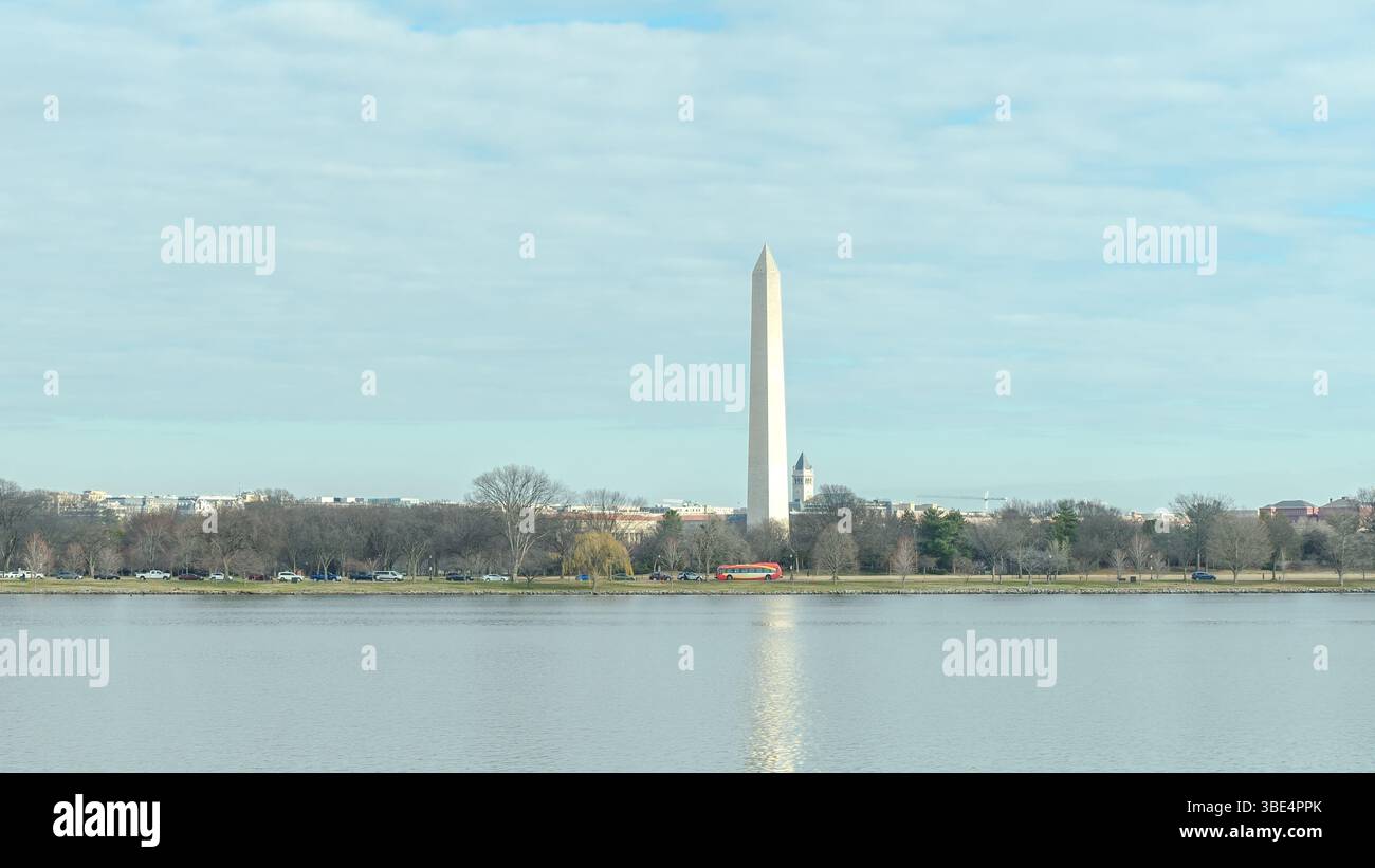 Washington, Maryland USA 03.16.2024: Das Washington Monument steht hoch über dem Tidal Basin in Washington D.C. Stockfoto