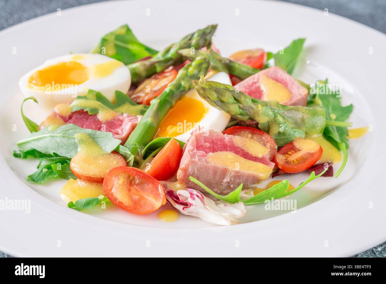 Helle Zutaten ruhen in Harmonie, weiche Texturen und kräftige Farben auf der Porzellanbühne Stockfoto