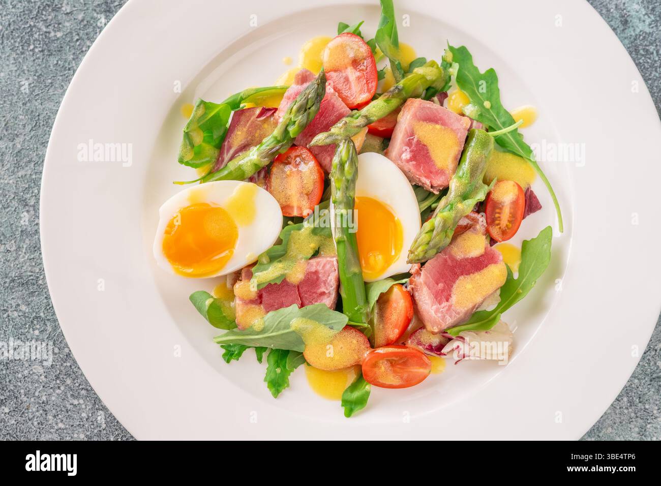 Helle Zutaten ruhen in Harmonie, weiche Texturen und kräftige Farben auf der Porzellanbühne Stockfoto